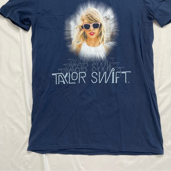Taylor Swift The 1989 World Tour Sunglasses Neon Sign Short Sleeve Shirt Medium - Picture 3 of 6